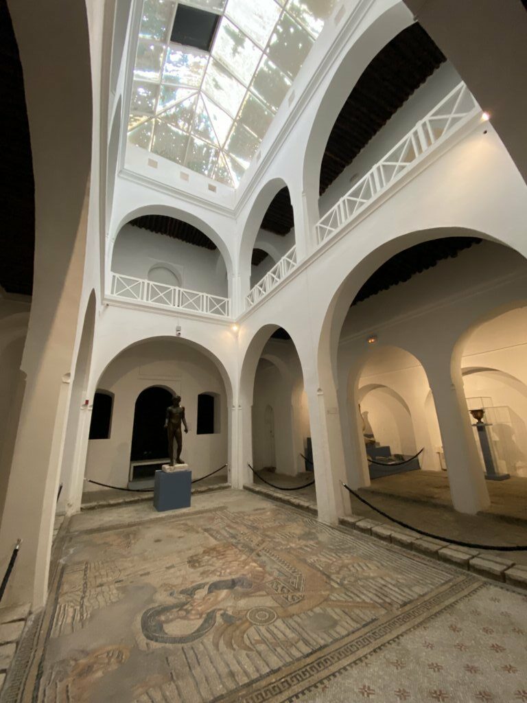 Bellissima sala che rappresenta l'epoca romana e fenicia
